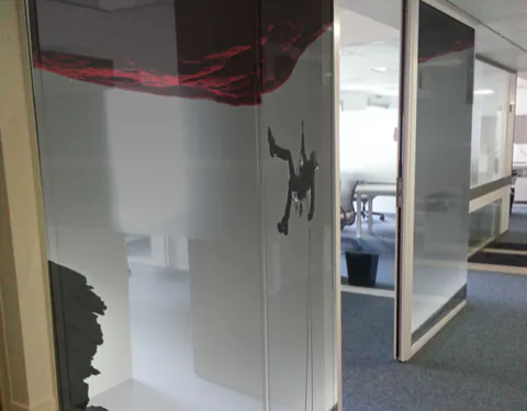 Porte vitrée de bureau BearingPoint avec bande dépolie et silhouettes, réalisation Paristic