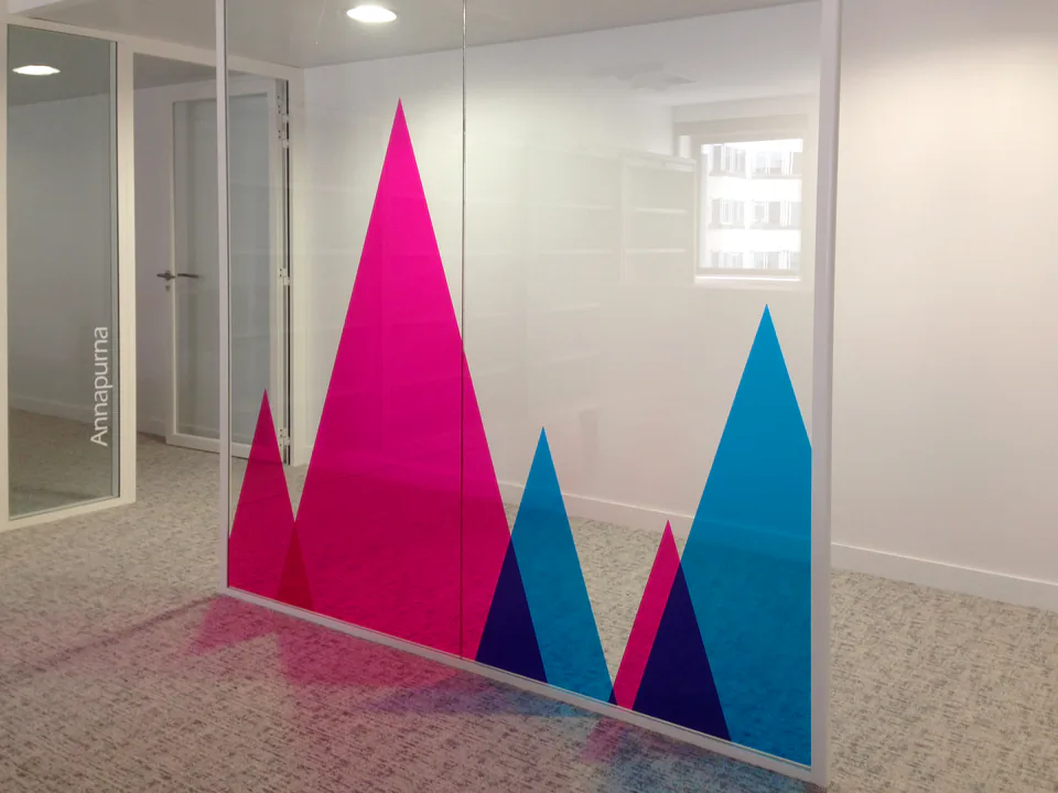 Plateau de bureaux à La Défense avec cloisons habillées de montagnes graphiques, réalisation Paristic