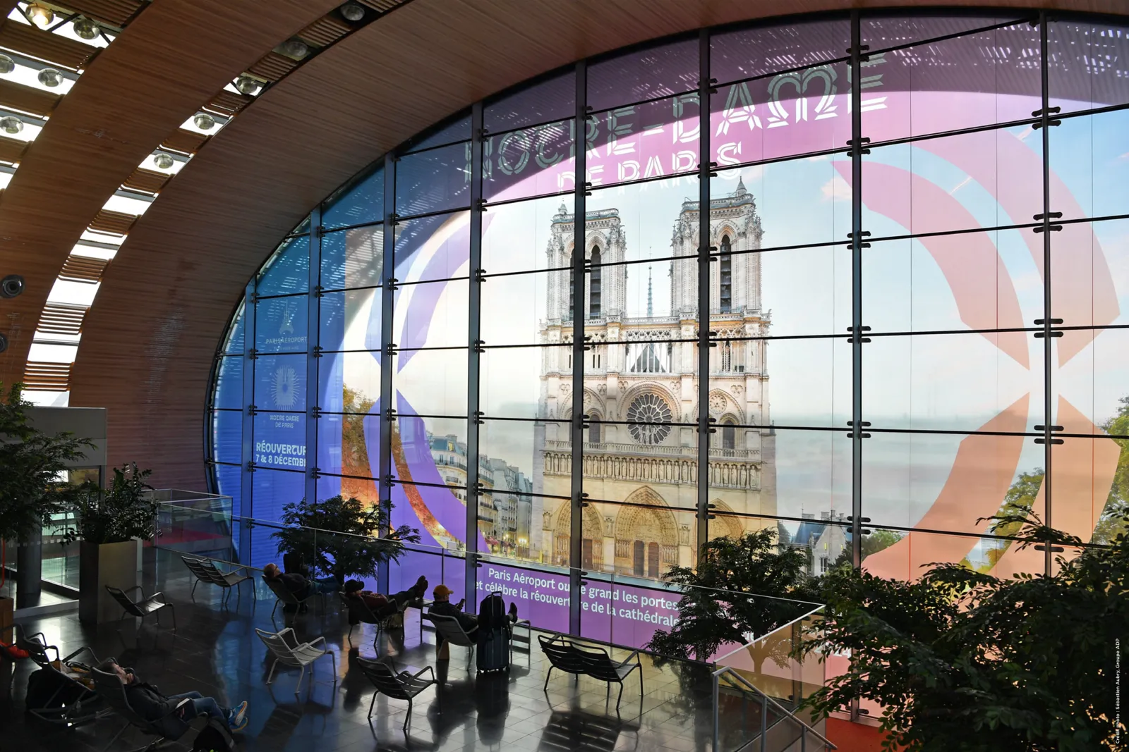 Verrière d'aéroport habillée de vitrophanie grand format, réalisation SORA