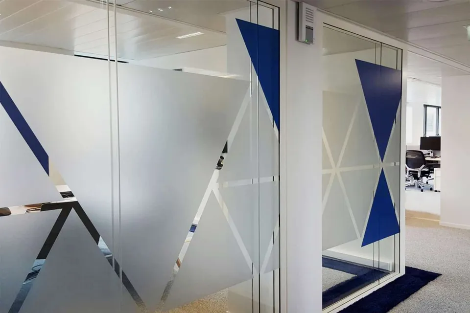 Cloisons vitrées dépolies avec grands triangles bleus